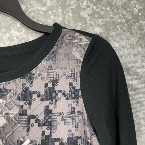 Trouve Black & White Abstract Pattern Hi-Low Hem Top - Size Small - Long Sleeve - Picture 2 of 6